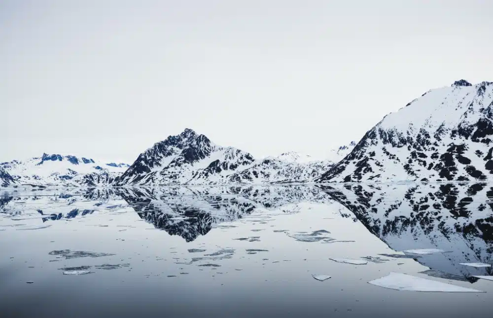 Montagnes enneigées se reflétant dans l'eau - Groenland