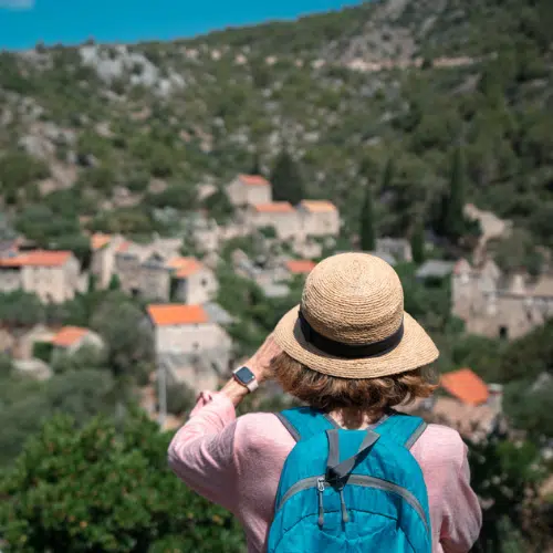 Tourisme : Nouvelle-Calédonie, vue rapprochée sur le lagon turquoise avec l'île du pin en arrière plan