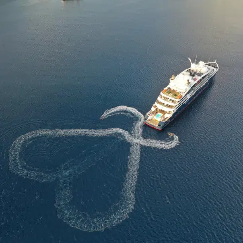 Tourisme : Nouvelle-Calédonie, vue rapprochée sur le lagon turquoise avec l'île du pin en arrière plan