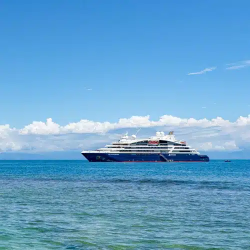 Tourisme : Nouvelle-Calédonie, vue rapprochée sur le lagon turquoise avec l'île du pin en arrière plan