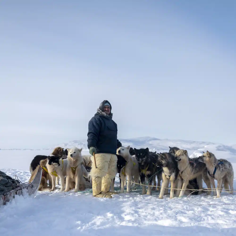 chasseur inuit et ses chiens – Voyage Kullorsuaq – Julien Fabro