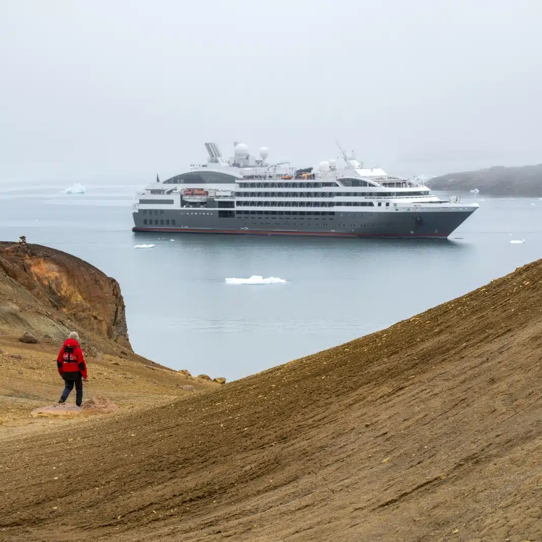 Tourisme : Nouvelle-Calédonie, vue rapprochée sur le lagon turquoise avec l'île du pin en arrière plan