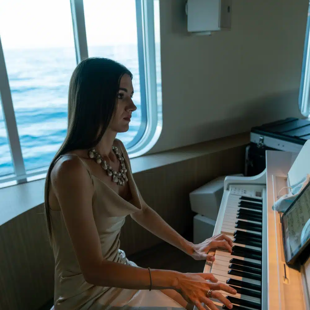 pianiste devant la mer