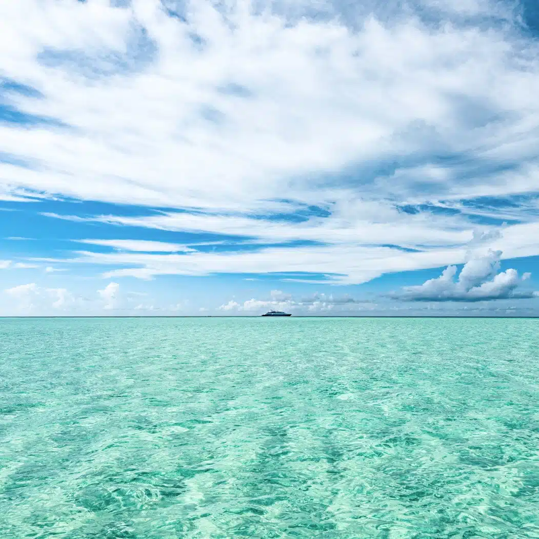 Tourisme : Nouvelle-Calédonie, vue rapprochée sur le lagon turquoise avec l'île du pin en arrière plan