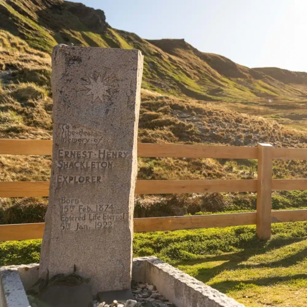 Sépulture d’Ernest Shackleton, dans le cimetière des baleiniers de Rytviken, en Géorgie du Sud 