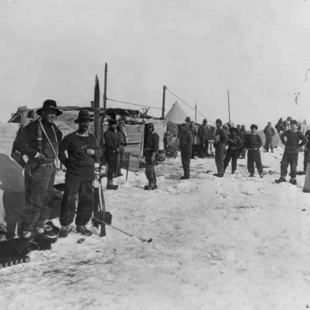 Sir Ernest Shackleton et son équipage, à Ocean Camp, en Antarctique.