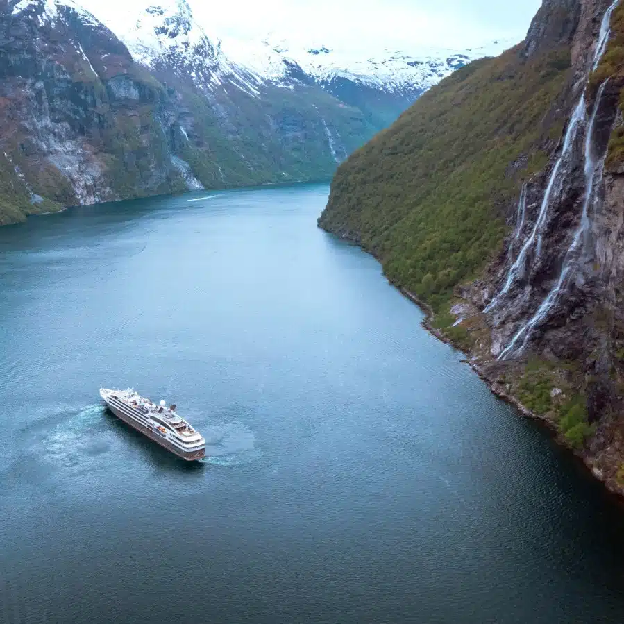 Navire de croisière dans un fjord norvégien